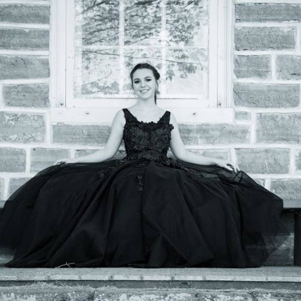 Meet your Posher, Hallie